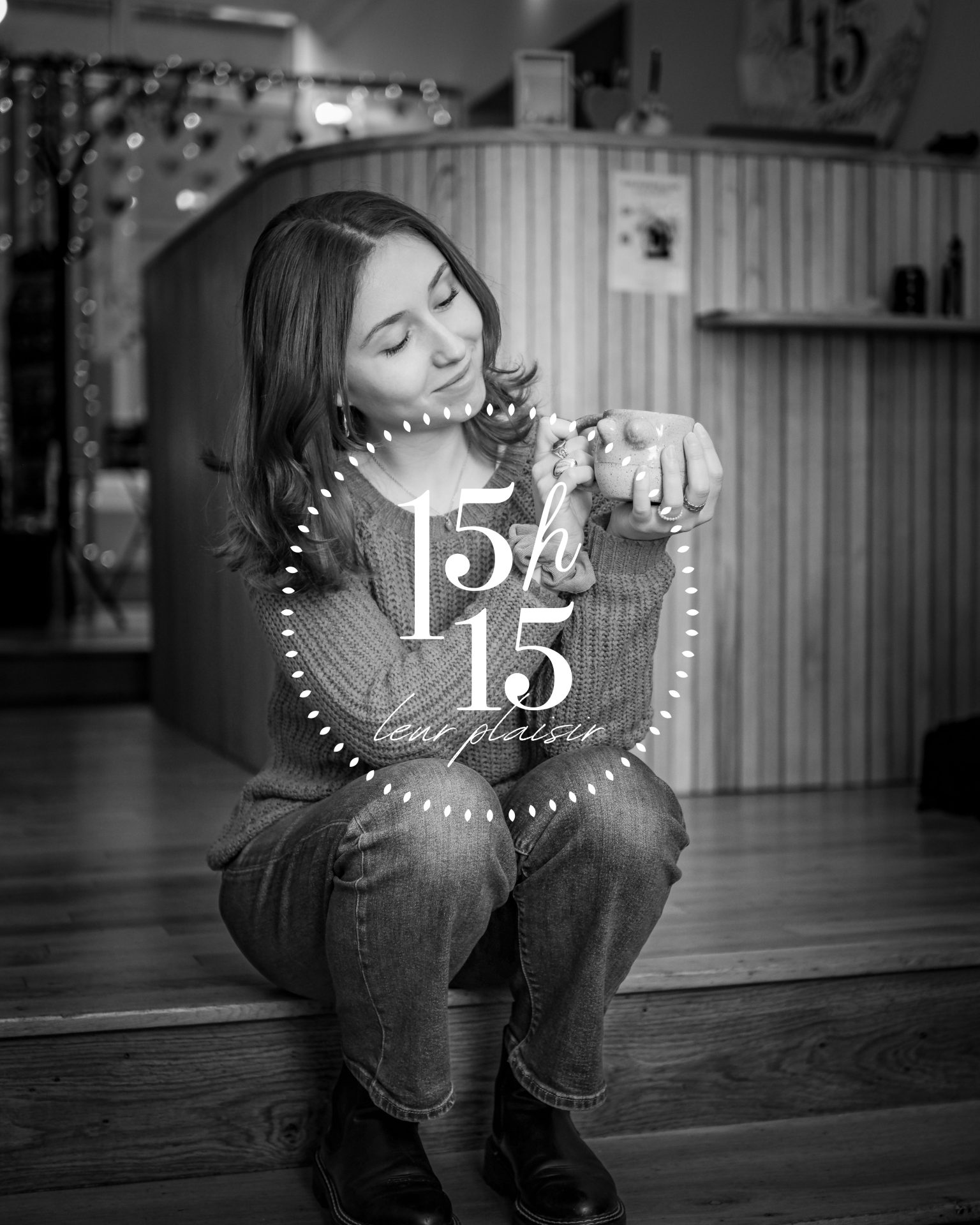 Une femme aux cheveux mi-longs est assise sur des marches en bois, souriante et tenant un petit objet. Le premier plan comporte un graphique circulaire avec le texte 15h15 les plaisirs. L'arrière-plan est un espace intérieur moderne.