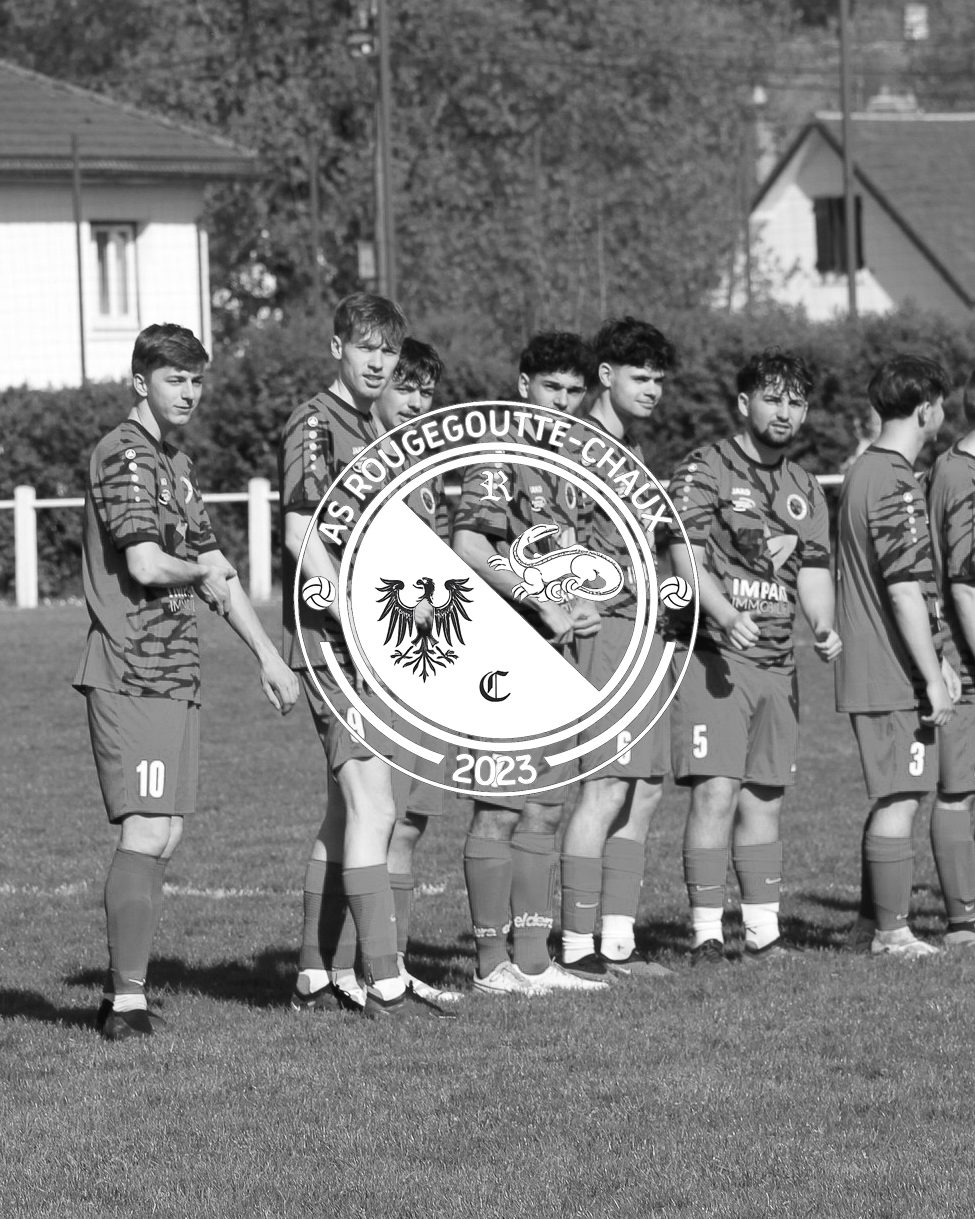 Un groupe de jeunes joueurs de football se tient en ligne sur un terrain herbeux, portant des uniformes assortis. Un grand logo circulaire de l'AS Rougegoutte-Chaux 2023 est superposé au centre de l'image en noir et blanc. Un groupe de jeunes joueurs de football se tient en ligne sur un terrain herbeux, portant des uniformes assortis. Un grand logo circulaire de l'AS Rougegoutte-Chaux 2023 est superposé au centre de l'image en noir et blanc.