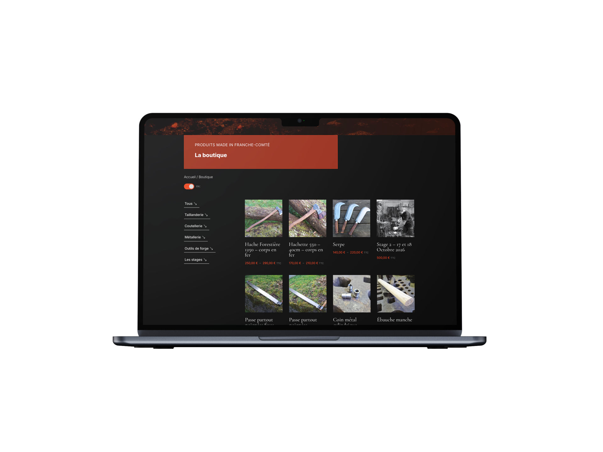 Un ordinateur portable affiche la page web d'un magasin en ligne français avec des catégories de produits sur la gauche et des images d'articles de jardinage tels que des tuteurs, des bordures et du paillis à vendre sur la droite. L'arrière-plan est essentiellement noir.