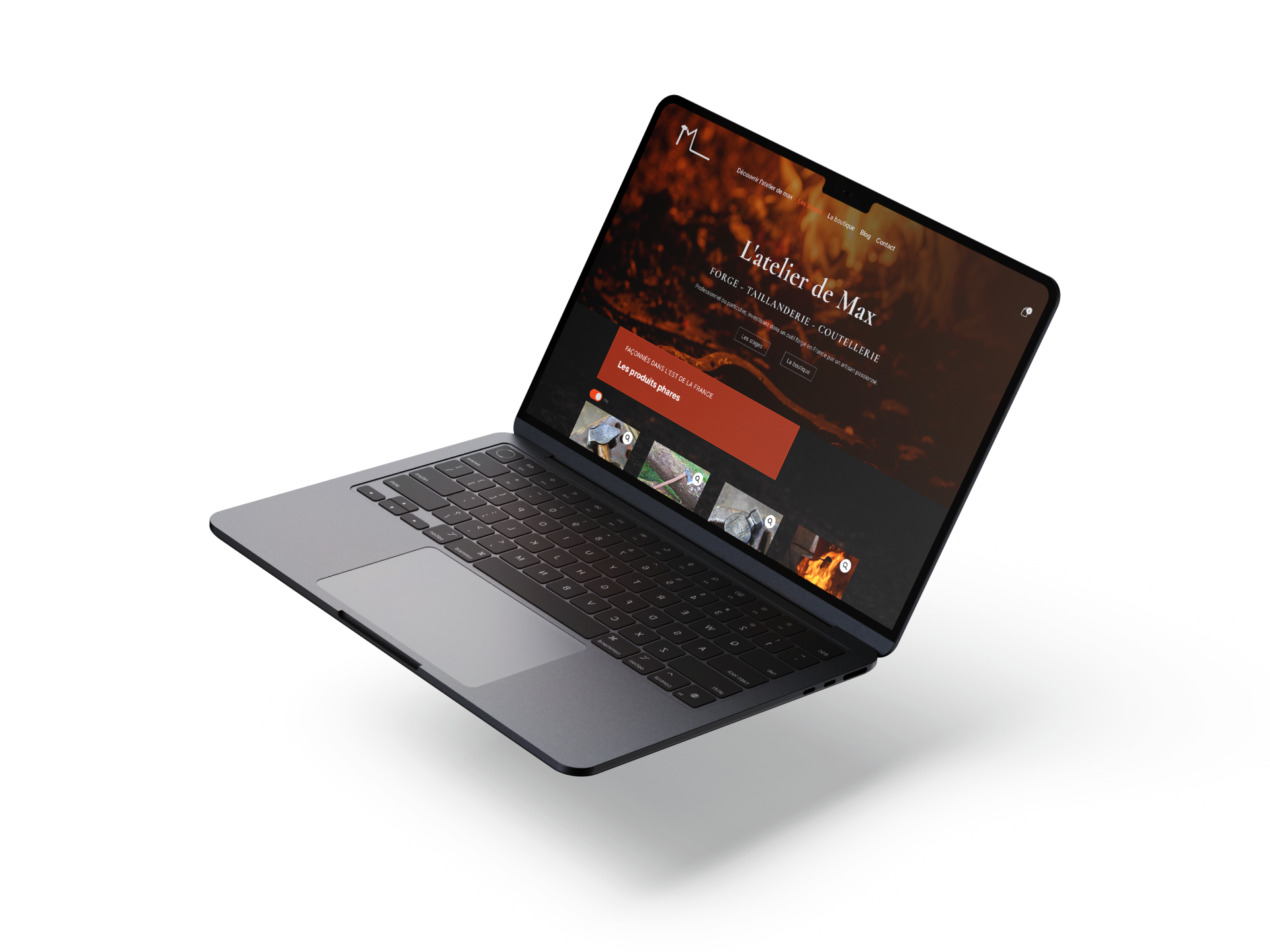 Un ordinateur portable gris foncé flotte sur un fond blanc, affichant un site web au thème sombre intitulé Latelier de Max et présentant des images et un menu de navigation.