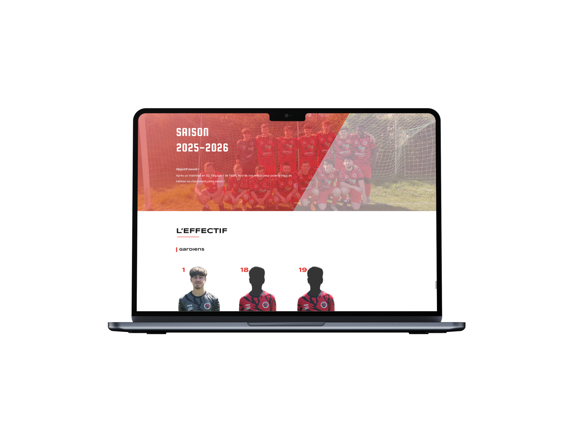 Un ordinateur portable affiche la page web d'une équipe sportive pour la saison 2025-2026, avec une photo de groupe de l'équipe en haut et deux joueurs dont les numéros et les noms sont listés en dessous. Un ordinateur portable affiche la page web d'une équipe sportive pour la saison 2025-2026, avec une photo de groupe de l'équipe en haut et deux joueurs dont les numéros et les noms sont listés en dessous.